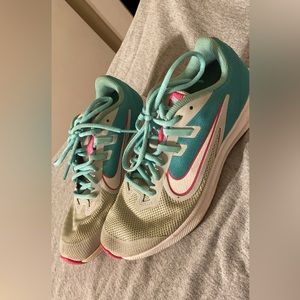 Size 6, very clean Nikes